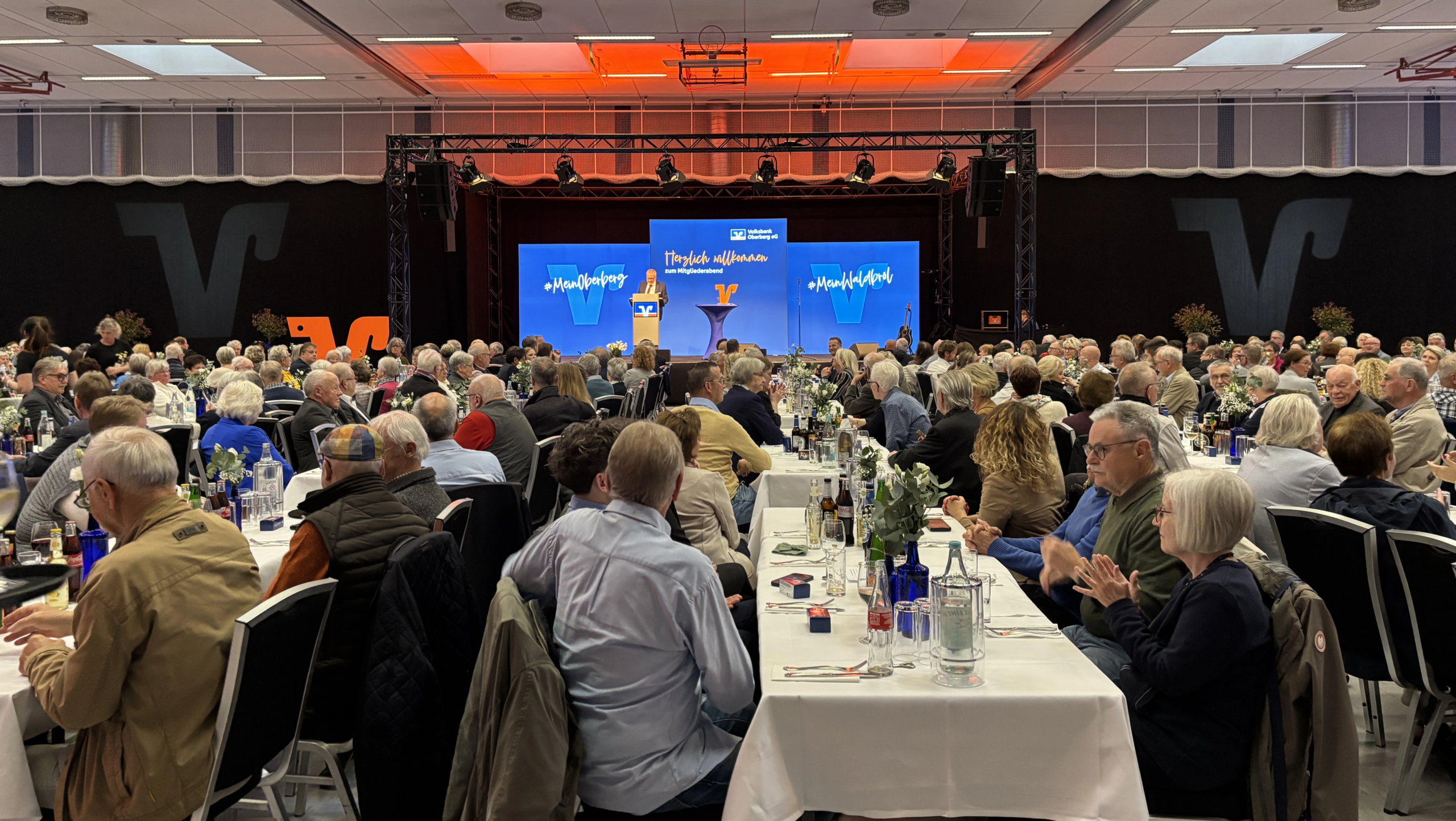 veranstaltungstechnik-firmenevent-buehne-nrw Professionell ausgeleuchtete Bühne mit Medientechnik bei einem Firmenevent in NRW.